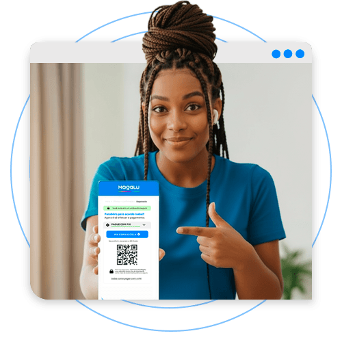 Pessoa segurando celular com QR code